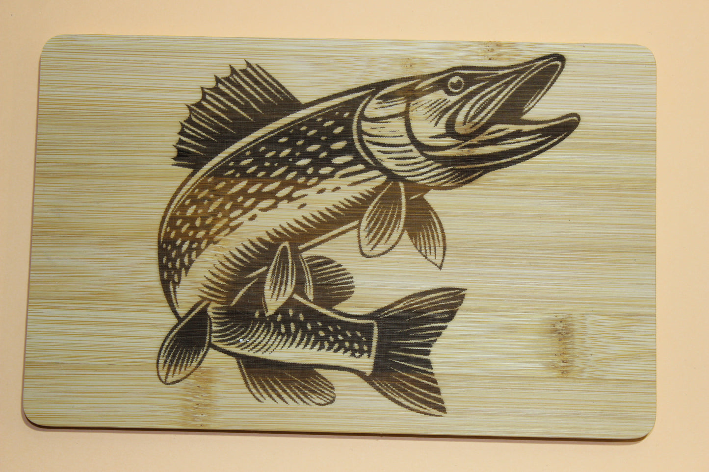 Bambus Schneidebrett oder Frühstücksbrett Motiv Hecht für Angler Laser Graviert kann nach eigenem Wunsch personalisiert werden
