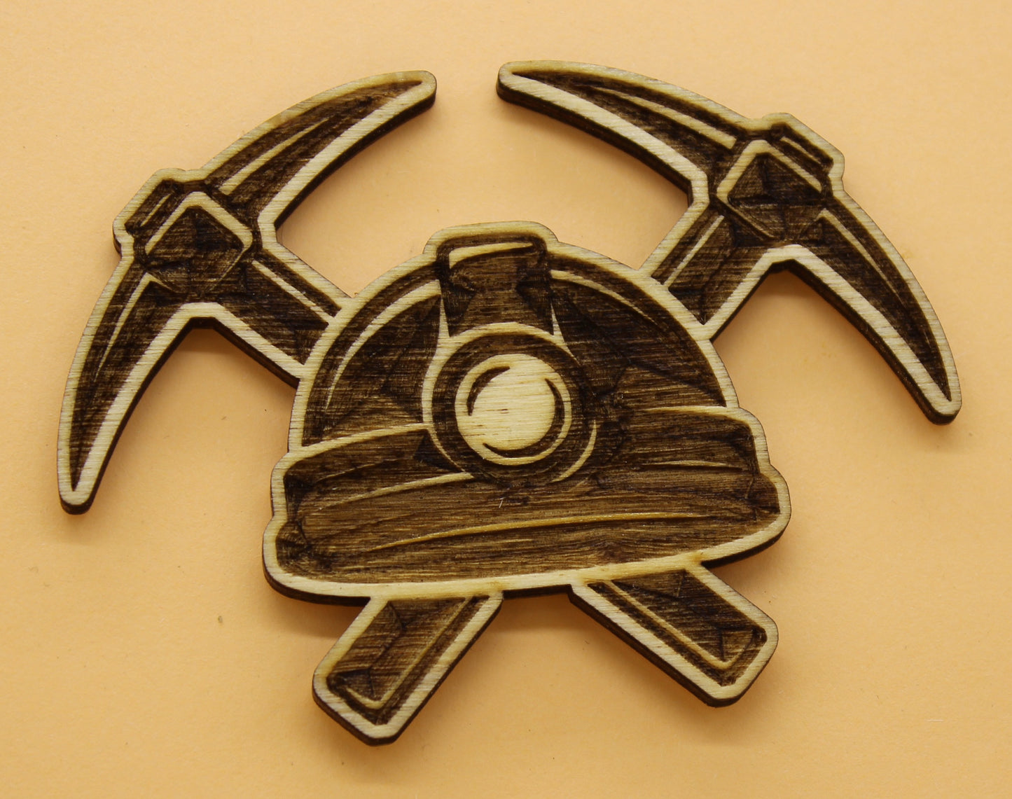 Lasergeschnittener und graviert Holz Magnetpin Bergbau-Helm mit Hammer und Schlegel Tradition für deine Magnetwand
