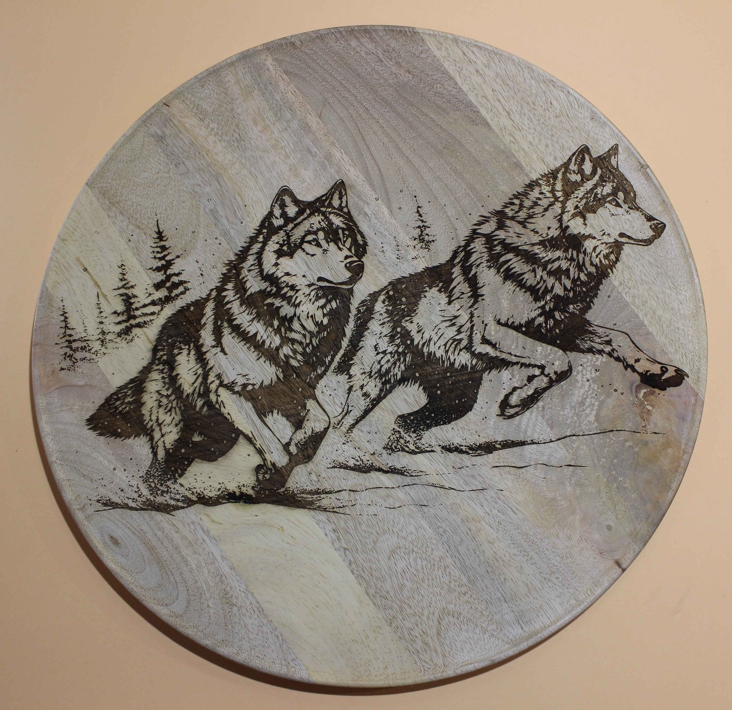 Rundes Servierbrett  Deko Brett aus Mangoholz mit Wolf Motiv