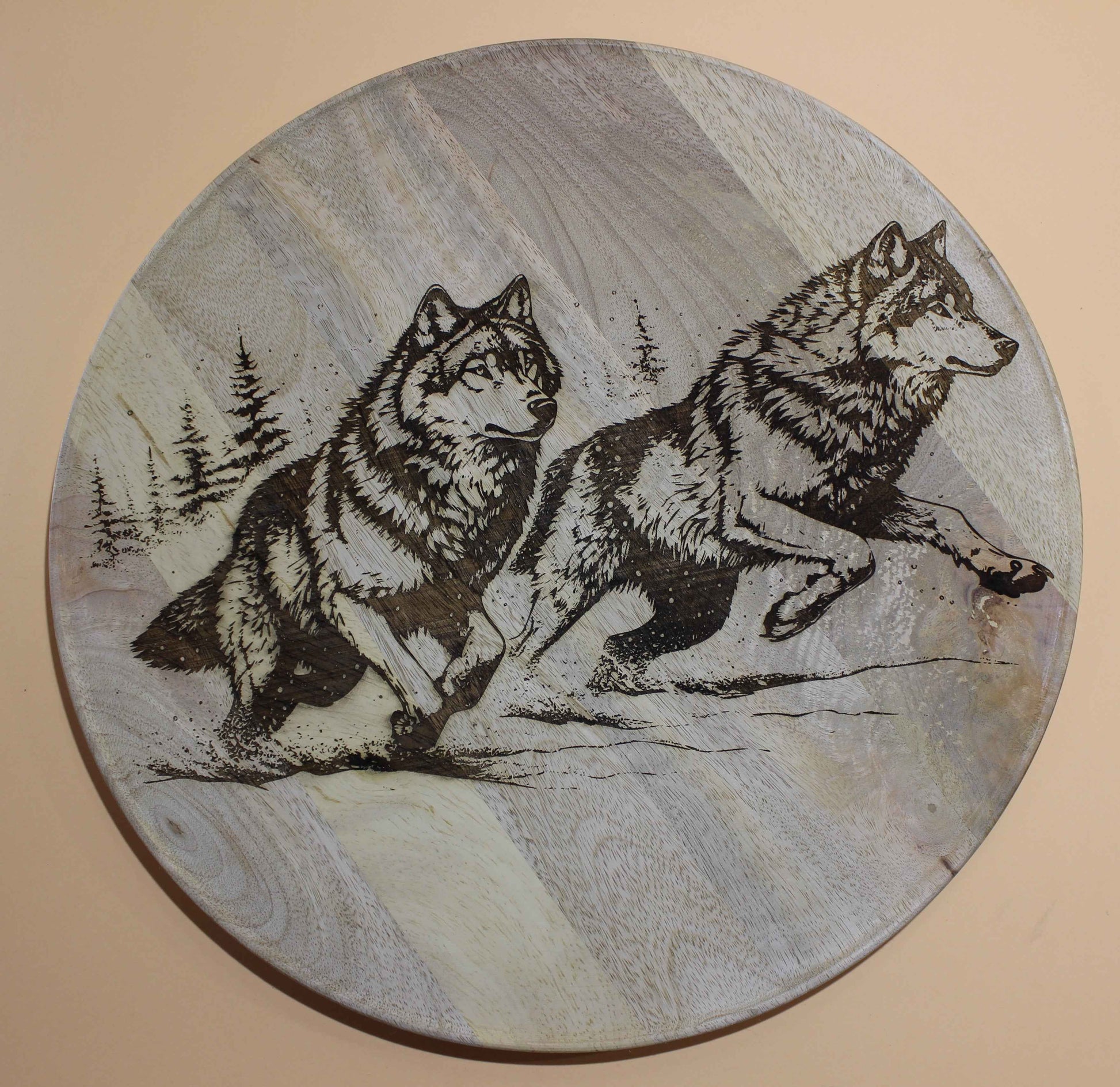 Rundes Servierbrett  Deko Brett aus Mangoholz mit Wolf Motiv