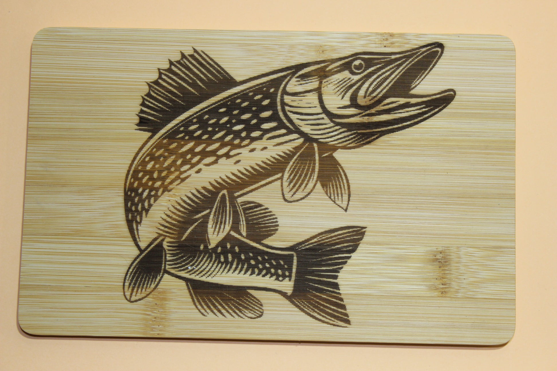 Bambus Schneidebrett oder Frühstücksbrett Motiv Hecht für Angler Laser Graviert kann nach eigenem Wunsch personalisiert werden