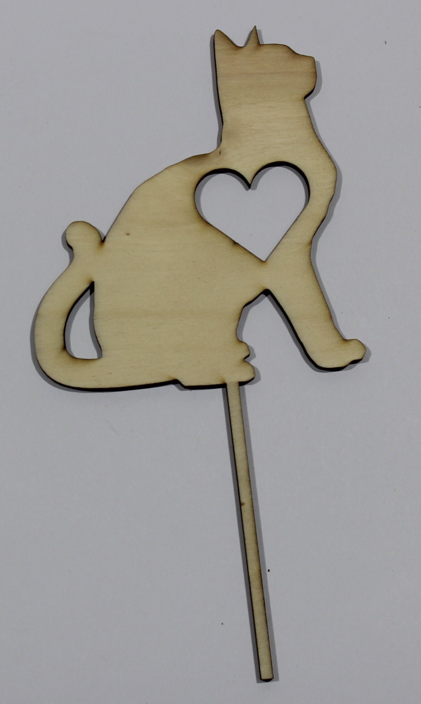 Lasergeschnittener Katzen Dekostecker aus Holz mit Herz Aussparung